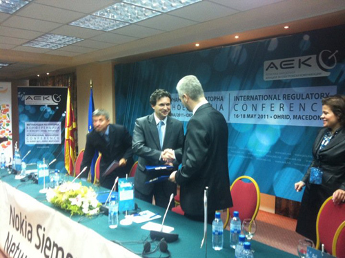  /></div>
<div> </div>
<div> Исто така, двете страни ќе се заземат за профилирање на ИКТ кадри соодветни на потребите на ИКТ индустријата, изведување легална пракса, ускладување на курикулумите на насоките кои се предвидени за студии, заедничко организирање на настани и заедничко работење на научно истражувачки проекти.</div>
<div> </div>
<div> Во рамките на меморандумот спаѓа и поддршка на ангажирањето на истражувачкиот кадар и студентите во практична работа, работа на одредено и работа на неодредено време на ИТ пазарот на труд. Ќе бидат разменувани книги, електронски и разни други публикации и материјали за едукација, обука и истражувачки цели.</div>
<div> </div>
<div><img style=